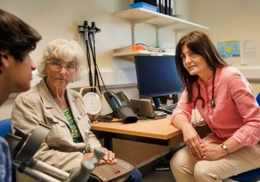 gp-speaking-to-teenage-patient